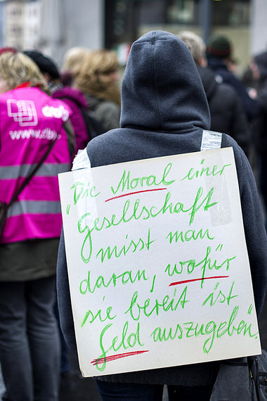Klare Worte: Beschäftigte auf einer Protest­kundgebung ... Klare Worte: Beschäftigte auf einer Protest­kundgebung ...