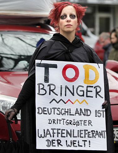 Immer mehr junge Leute: Ostermarschiererin in Dortmund, 9. April...