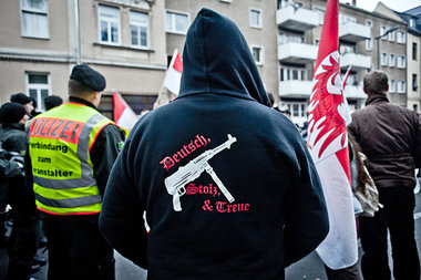 Klare Symbolik auf einer Neonazidemo im November 2012 in Frankfu...