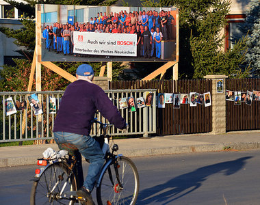 Breiter Protest gegen Werksschlie&szlig;ung: Plakat an einer Br&...