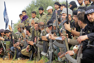 Kämpfer der Freien Syrischen Armee mit ihren Waffen in Binn... Kämpfer der Freien Syrischen Armee mit ihren Waffen in Binn...