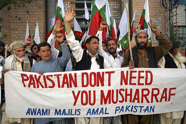 Protest gegen die R&uuml;ckkehr Musharrafs nach Pakistan am Sonn...