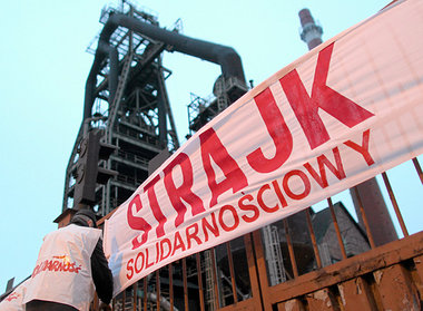Gewerkschafter befestigen am Dienstag ein Streikbanner an einem ... Gewerkschafter befestigen am Dienstag ein Streikbanner an einem ...