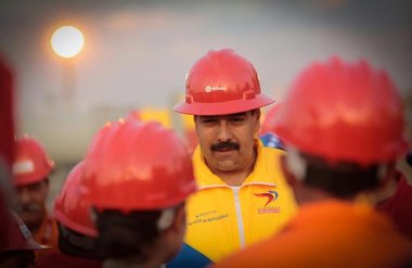 Nicolás Maduro im Gespräch mit Erdölarbeitern