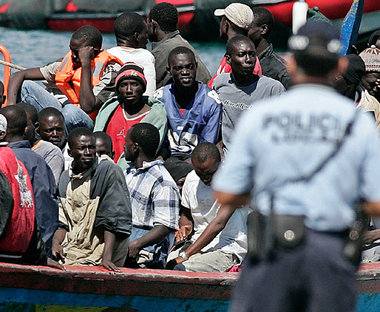 Folge der EU-Abschottung: 2006 sind nach Behördenangaben rund 60... Folge der EU-Abschottung: 2006 sind nach Behördenangaben rund 60...