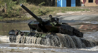 Leopard-2-Panzer bei einer Bundeswehr&uuml;bung (September 2012)