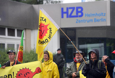 Proteste vor dem Forschungsreaktor des Helmholtz-Zentrums Berlin...