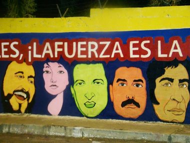 Mit Bolívar und Chávez für Maduro: Wandbild in Caracas