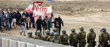 Simulierte Aufstandsbekämpfung: Angehörige der Bundeswehr in ziv... Simulierte Aufstandsbekämpfung: Angehörige der Bundeswehr in ziv...