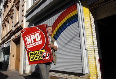 Die NPD pfeift aus dem letzten Loch, aber Kritik am Euro (hier i... Die NPD pfeift aus dem letzten Loch, aber Kritik am Euro (hier i...