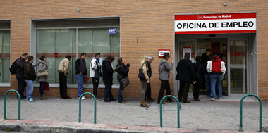 Realität: Jobsuchende warten vor Arbeitsamt in Madrid, Anfa... Realität: Jobsuchende warten vor Arbeitsamt in Madrid, Anfa...