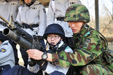 Übung von südkoreanischen Militärs und Polizisten... Übung von südkoreanischen Militärs und Polizisten...