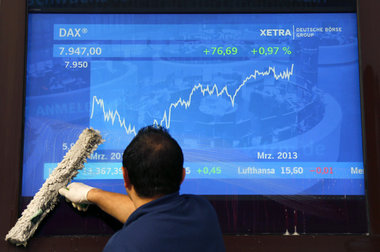 Klare Sicht auf Erfolge? März-DAX-Chart auf Monitor zeigt d... Klare Sicht auf Erfolge? März-DAX-Chart auf Monitor zeigt d...