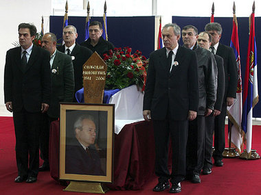 Parteifreunde halten Totenwache am Sarg von Milosevic