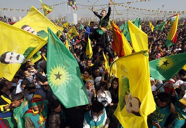 Diyarbakir am 21. M&auml;rz: Demonstranten schwenken Fahnen mit ...