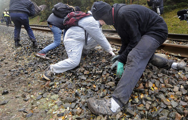Castor stoppen – Atomkraftgegner »schottern« b... Castor stoppen – Atomkraftgegner »schottern« b...