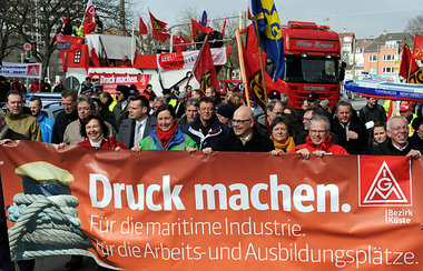IG-Metaller am Montag in Kiel vor Beginn der Nationalen Maritime... IG-Metaller am Montag in Kiel vor Beginn der Nationalen Maritime...