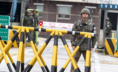 S&uuml;dkoreanischer Soldat an der Milit&auml;rischen Demarkatio...