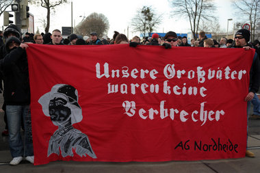 Auch dem Staat d&auml;mmert, da&szlig; Neonazis nicht nur die An...