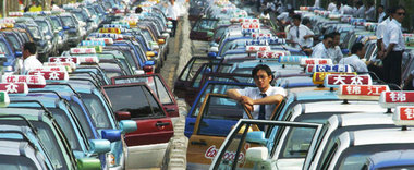 Schon jetzt im Dauerstau - und kein Ende des Autobooms in Sicht