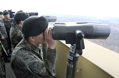 Die DVRK fest im Blick: Südkoreanische Soldaten am Grenztor... Die DVRK fest im Blick: Südkoreanische Soldaten am Grenztor...