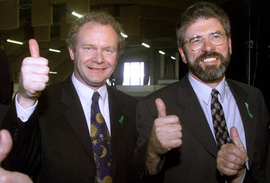Belfast am 23. Mai 1998: Gerry Adams (r.), Vorsitzender von Sinn...