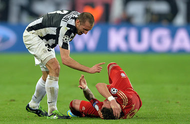 Eins machst du bestimmt! Giorgio Chiellini und Matchwinner Mario...