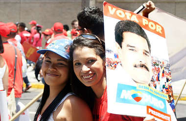 Unterst&uuml;tzerinnen von Nicol&aacute;s Maduro w&auml;hrend ei...