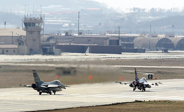 F-16-Kampfjets der US-Airforce am Mittwoch bei den gemeinsam mit...