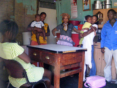Zuhause im Township: Ayanda (rechts) mit seiner Mutter, den Gesc...