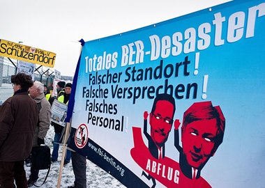Protest gegen den BER (hier im Januar): Aus Sicht der Flughafeng... Protest gegen den BER (hier im Januar): Aus Sicht der Flughafeng...