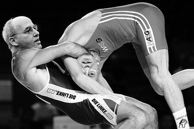 Wer legt wen aufs Kreuz? Ringkampf oder Rhythmische Sportgymnast... Wer legt wen aufs Kreuz? Ringkampf oder Rhythmische Sportgymnast...
