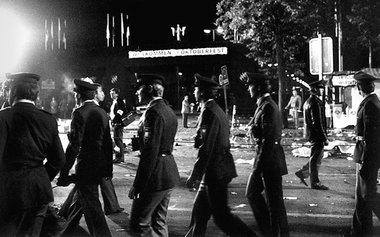 Tote und Verletzte liegen auf der Straße, Polizei sperrt a... Tote und Verletzte liegen auf der Straße, Polizei sperrt a...
