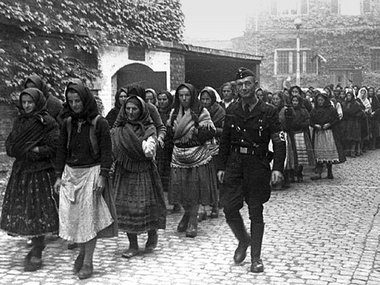Zur Zwangsarbeit bei Höchst verpflichtete Frauen (um 1943) Zur Zwangsarbeit bei Höchst verpflichtete Frauen (um 1943)