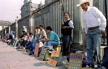 Arbeitssuchende am Plaza da la Constitucion in Mexiko-Stadt auf ...