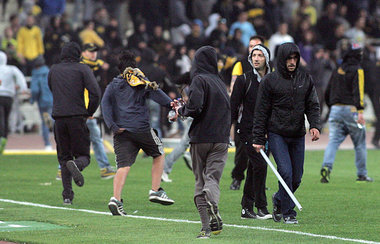 Eckfahne, Eisenstange? AEK-Fans bringen die Saison zu Ende
