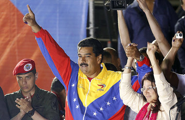 Gewonnen: Nicol&aacute;s Maduro und seine Frau Cilia Flores am S...