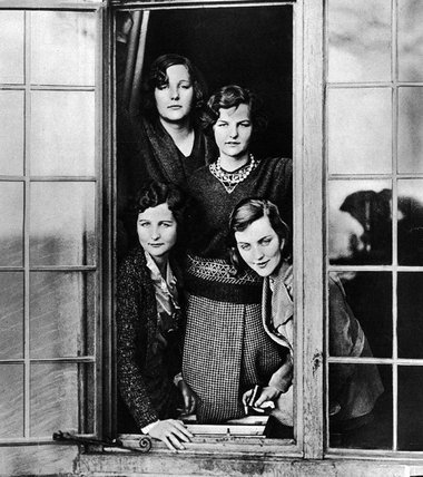 Jessica Mitford (3. v. l.) und drei ihrer Schwestern: Nancy (l.)...