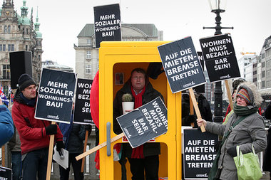 Wollen nicht in Telefonzellen wohnen: Mieter protestieren für be...