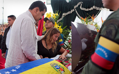 Nicolás Maduro beim Begräbnis eines der Opfer der Ausschreitunge...