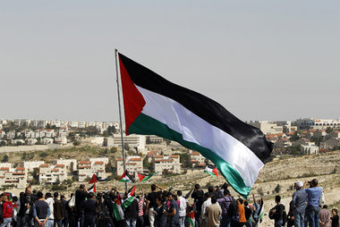 Palästinensische Aktivisten vor einer israelischen Siedlung in d...