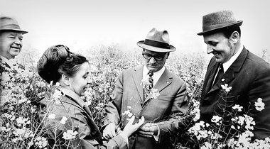 Laßt 100 Blumen blühen: Honecker, verloren im »... Laßt 100 Blumen blühen: Honecker, verloren im »...