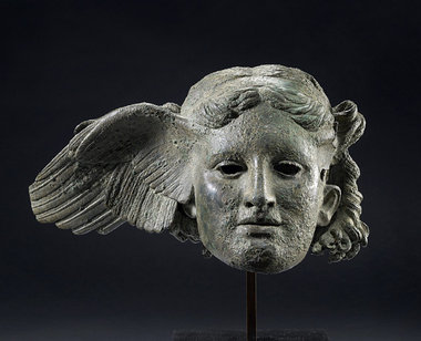 Geflügelter Kopf des Hypnos, aus Civitella d’Arno (4.... Geflügelter Kopf des Hypnos, aus Civitella d’Arno (4....