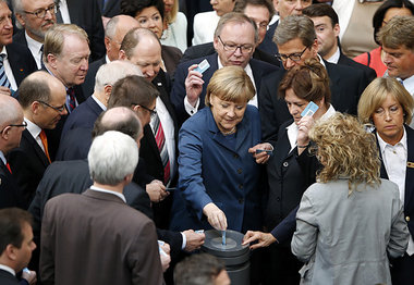 So wird’s gemacht: Kanzlerin Angela Merkel bei der Zypern-... So wird’s gemacht: Kanzlerin Angela Merkel bei der Zypern-...