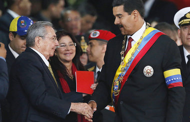 Bei seiner Amtseinführung in Caracas nimmt Nicolás Maduro auch d...