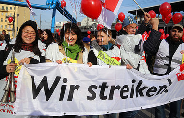 »Gleicher Lohn für gleiche Arbeit«: Berliner Le... »Gleicher Lohn für gleiche Arbeit«: Berliner Le...