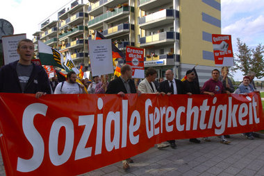 Neonazis versuchen, mit linken Parolen Unterstützung zu gewinnen...