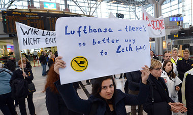 Beschäftigte der Lufthansa gestern im Terminal des Flughafe... Beschäftigte der Lufthansa gestern im Terminal des Flughafe...