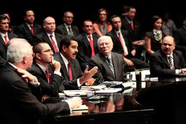 Präsident Maduro mit Ministern