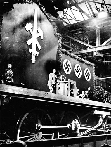 R&uuml;stungsvorbereitungen kommen ins Rollen: Hitler und Gustav...
